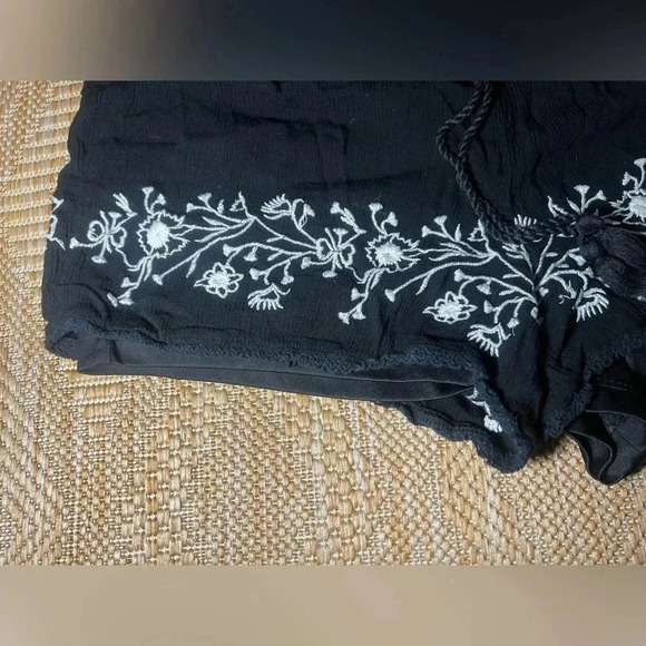 LA Hearts Pacsun Women's Black Shorts,White Embroidery,Lace Trim,Size M,Relaxed - Picture 2 of 10